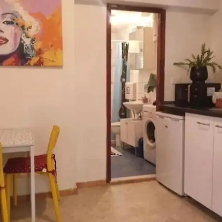 Apartman Great Apartment For 5 Near City Center *