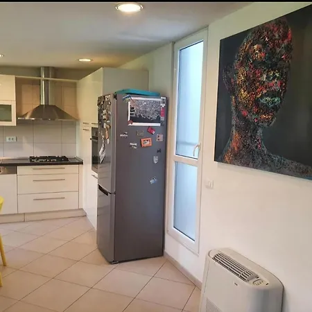Great For 5 Near Center ספליט