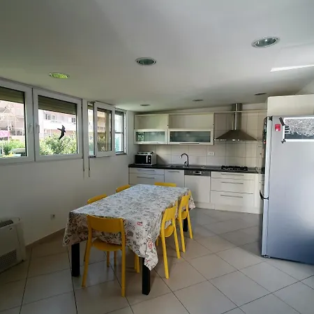Great For 5 Near Center ספליט