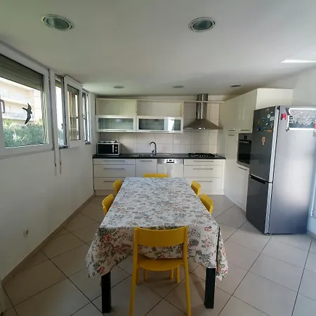 Great Apartment For 5 Near City Center *