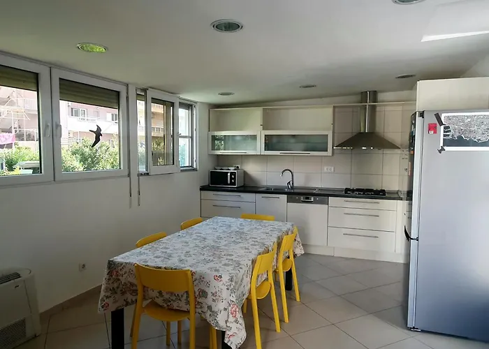 Great For 5 Near Center ספליט